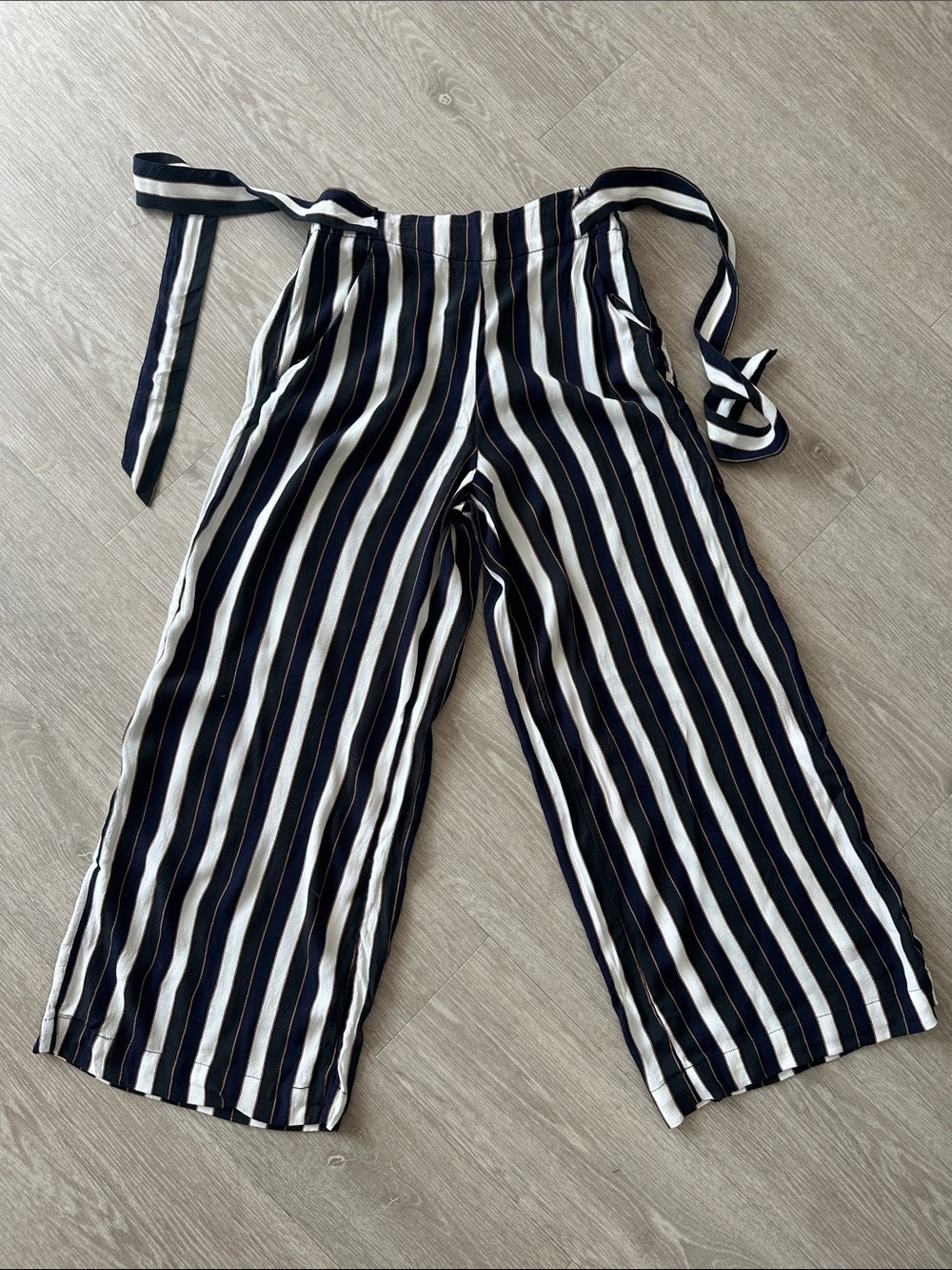 Aritzia Wilfred Striped Wide-Leg Tie-Waist Pants. Preowned. XS